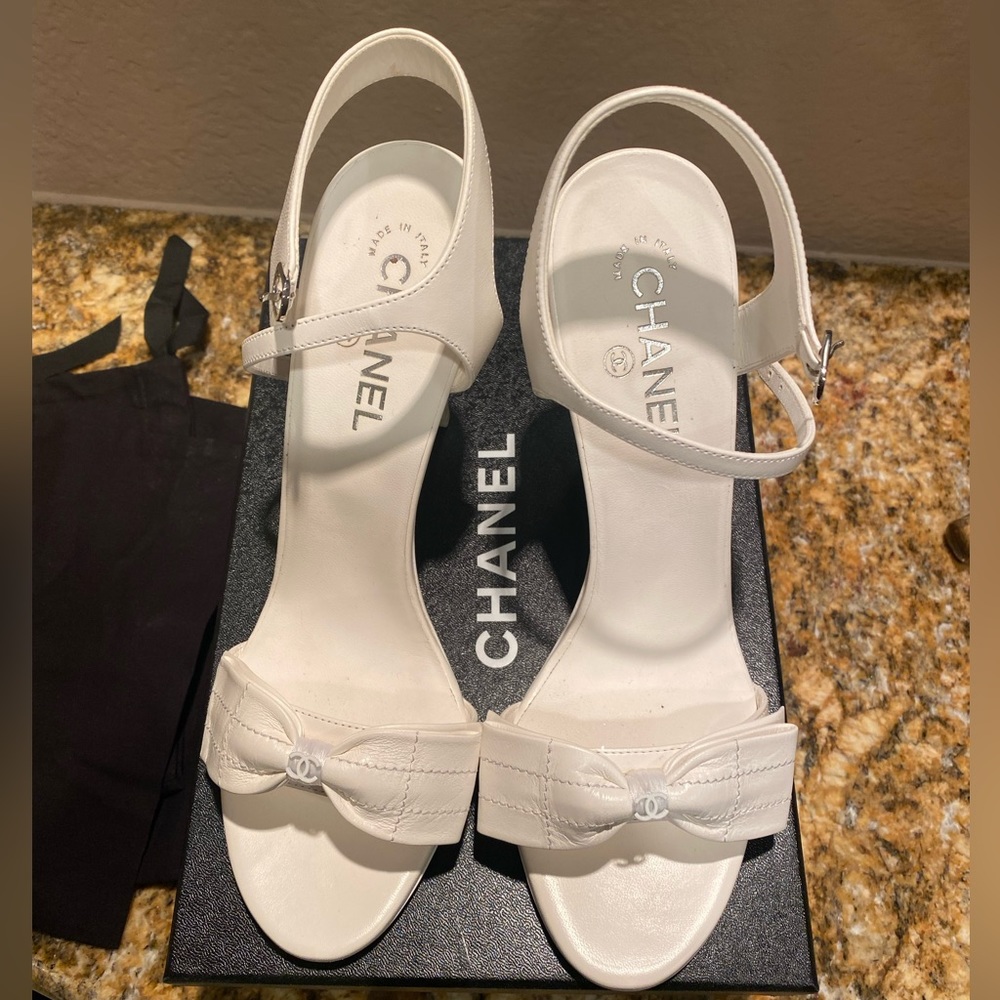 BRAND NEW CHANEL WHITE SANDAL BOW HEELS! Spring/Summer 2022 collection
